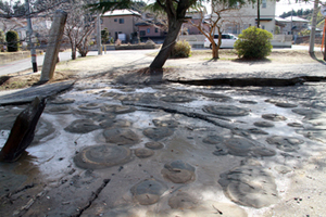 2011年3月12日 液状化現象がおこった小保内青年館