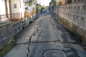 2011年3月12日 道路には大きな亀裂