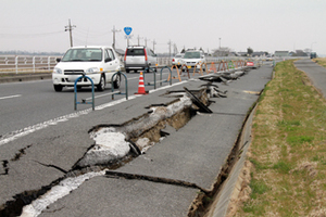 2011年3月13日 堤防沿いに大きな亀裂