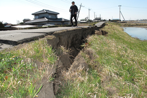 2011年3月13日 八筋川付近では道路に大きな亀裂が1