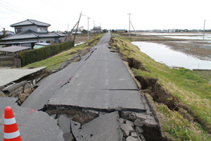 2011年3月13日 八筋川付近では道路に大きな亀裂が2