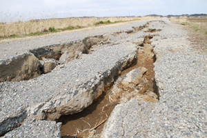 2011年3月13日 八筋川付近では道路に大きな亀裂が3