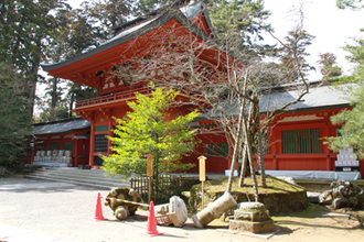 香取神宮では灯篭が倒れる