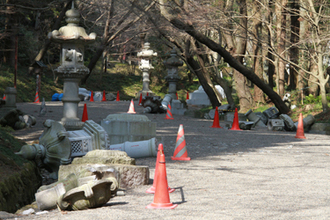 香取神宮では灯篭が倒れる