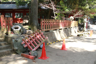 香取神宮では灯篭が倒れ、柵が崩壊