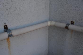 保温材を巻いた管の写真