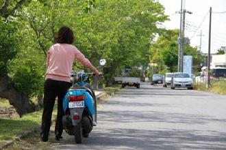 オリジナルナンバープレートをつけたスクーターの写真