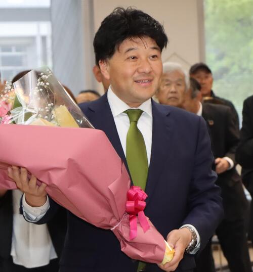 伊藤市長初登庁