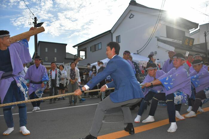 知事が山車を曳く