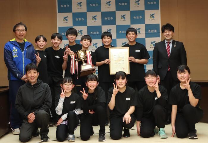 「ワラビーズ」ヘルスバレーボール小学生大会優勝　表敬訪問