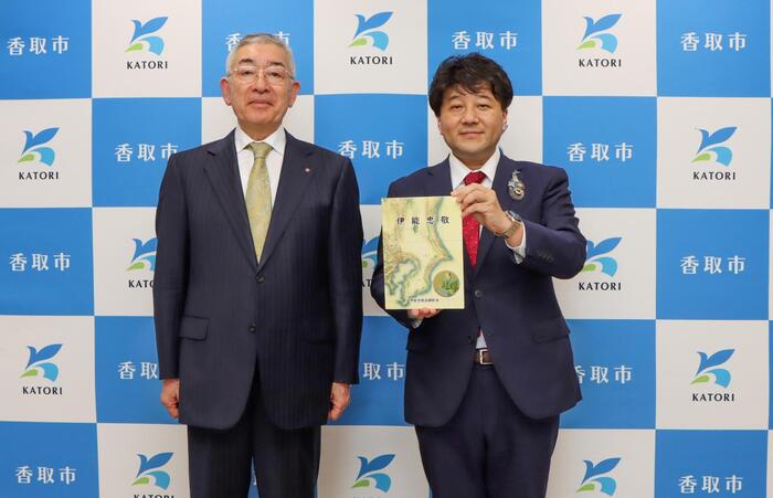 伊能忠敬顕彰会社会科資料「伊能忠敬」冊子贈呈式