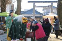 八坂神社で獅子舞が来場者の頭を噛み厄除け（令和2年）