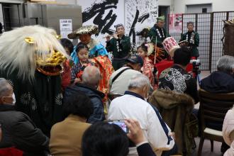 佐原町並み交流館で演奏する恵壽美會（えすみかい）のみなさん