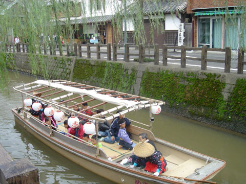 小野川を行くシャトル舟