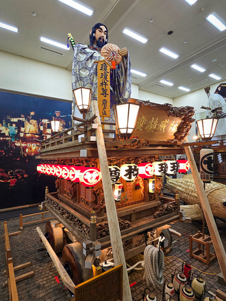 展示されている西関戸区の山車の写真