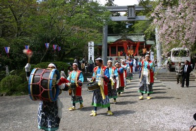 神幸祭でにぎやかに行進するおらんだ楽隊(千葉県指定無形民俗文化財)
