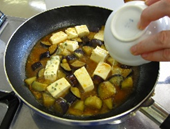麻婆豆腐の素と水と豆腐を加えた写真
