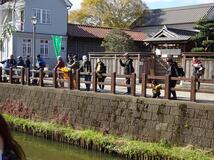 健康ウォーキング大会で小野川沿いを歩く参加者の写真