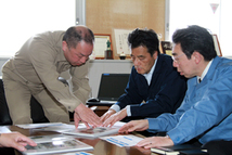 民主党 岡田幹事長の視察に市内の現状を説明1