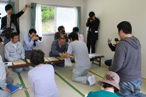 仮設住宅入居開始 入居者の皆さんへ鍵を手渡す1