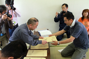 仮設住宅入居開始 入居者の皆さんへ鍵を手渡す2