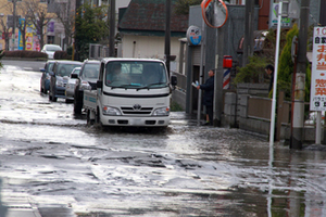 2011年3月11日 液状化により道路はドロ水で冠水