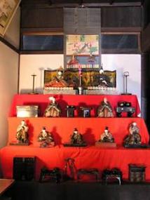 御殿飾りのお雛さまの写真2